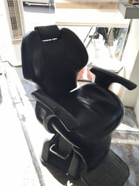 كرسي حلاقة • للبيع