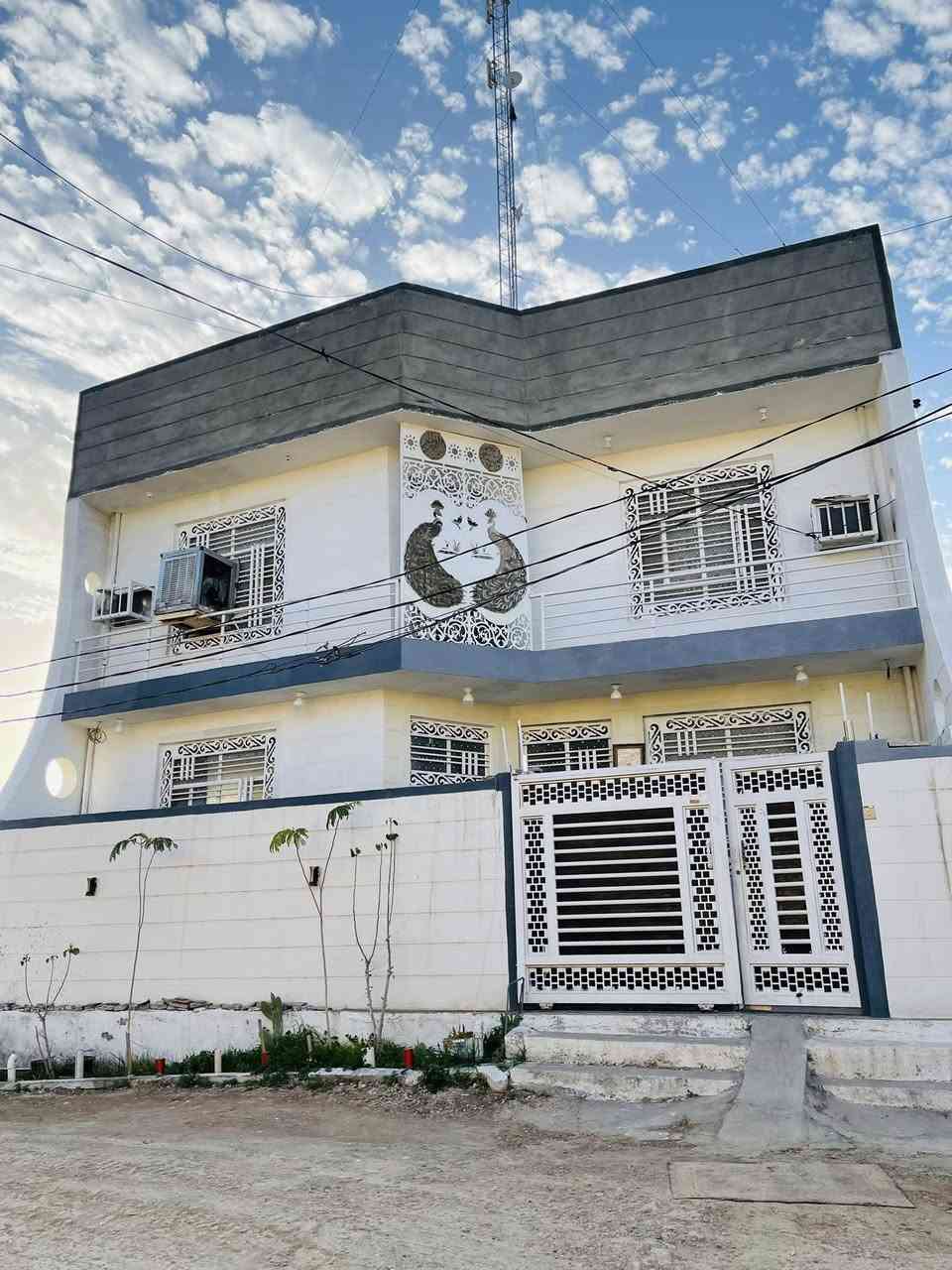 ⸻
🏡 بيت جميل للبيع – مواصفات ممتازة 🏡
🏠عنوان زوير / فرع مضيف الرسول الاعضم يبعد عن كرونيش 50م شارع رئيس وعن جسر بته 1كيلو موقع جداً ممتاز 
🔹 المساحة: 180م
🔹 الواجهة: 12وربع م
🔹 البناء: طابقين

تفاصيل البيت:
 • 🛏️ 3 غرف نوم مريحة
 • 🚿 مجمع صحيات (2)
 • 🛋️ 2 صالة واسعة ومناسبة للعائلة
 • 🍽️ كندور (مطبخ مرتب وعملي)

✨ البيت مرتب، تصميمه عملي، مناسب للسكن العائلي
✨ موقع هادئ وقريب من الخدمات
✨ سعر 260 قابل للتفاوض للجادين

📞 للاستفسار والمعاينة يرجى التواصل على الخاص / ***********
