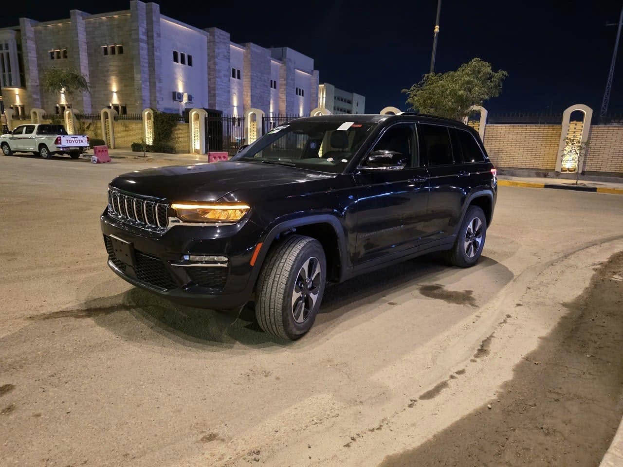 السلام عليكم
للمراوس او للبيع 
جيب كراند شيروكي 4xe 2024 نيلي وارد امريكي الحادث لايت مبدل واقل ربع البنيد ( اللايت جهة البنيد الي فوكاه ) مصلح نفسه وبارد بسيط اقل الشبر بنفس المكان بالجاملغ ايرباكات جميعها سليمة والسيارة فول مواصفات ماشية ٤٠ ميل ( ماشية ٢٠٠٠ ميل فقط بالعراق ) باقي السيارة كفالة عامة 
المواصفات
شاشة كبيرة 
شاشة عدادات 
تبريد منفصل وقطعتين 
تدفئة كشنات امامي خلفي 
كشنات كهرباء مع دخول ذكي للكشنات ( يتحرك تلقائي وي فتح السويج للوضعية المخزنة ) 
خزن كشنات 
شفتات ستيرن
نقط عمياء 
رادار امامي خلفي وحساسات 
تحديد مسار والمحافظة على المسار ومثبت سرعة
بانوراما 
ابل كار بلي 
نظام النزول من المنحدرات 
٥ وضعيات قيادة 
دفرنشل لوك ووضعية قيادة طرق وعرة
مامرقمة تترقم حسب محافظتك او تريد ارقمها بغداد عادي ( الرقم مجاني ) 
السعر ٣٣ الف وبيها مجال 
للتواصل على الواتساب او الاتصال
*********** ( اتصال ) 
***********(واتساب)
