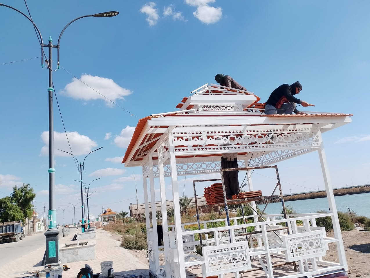 تجهيز وعمل كافة أنواع القرميد  ألايطالي والاسباني الفخار والمعدني بأيادي متمرسه 
للأستفسار الاتصال على ***********
***********
