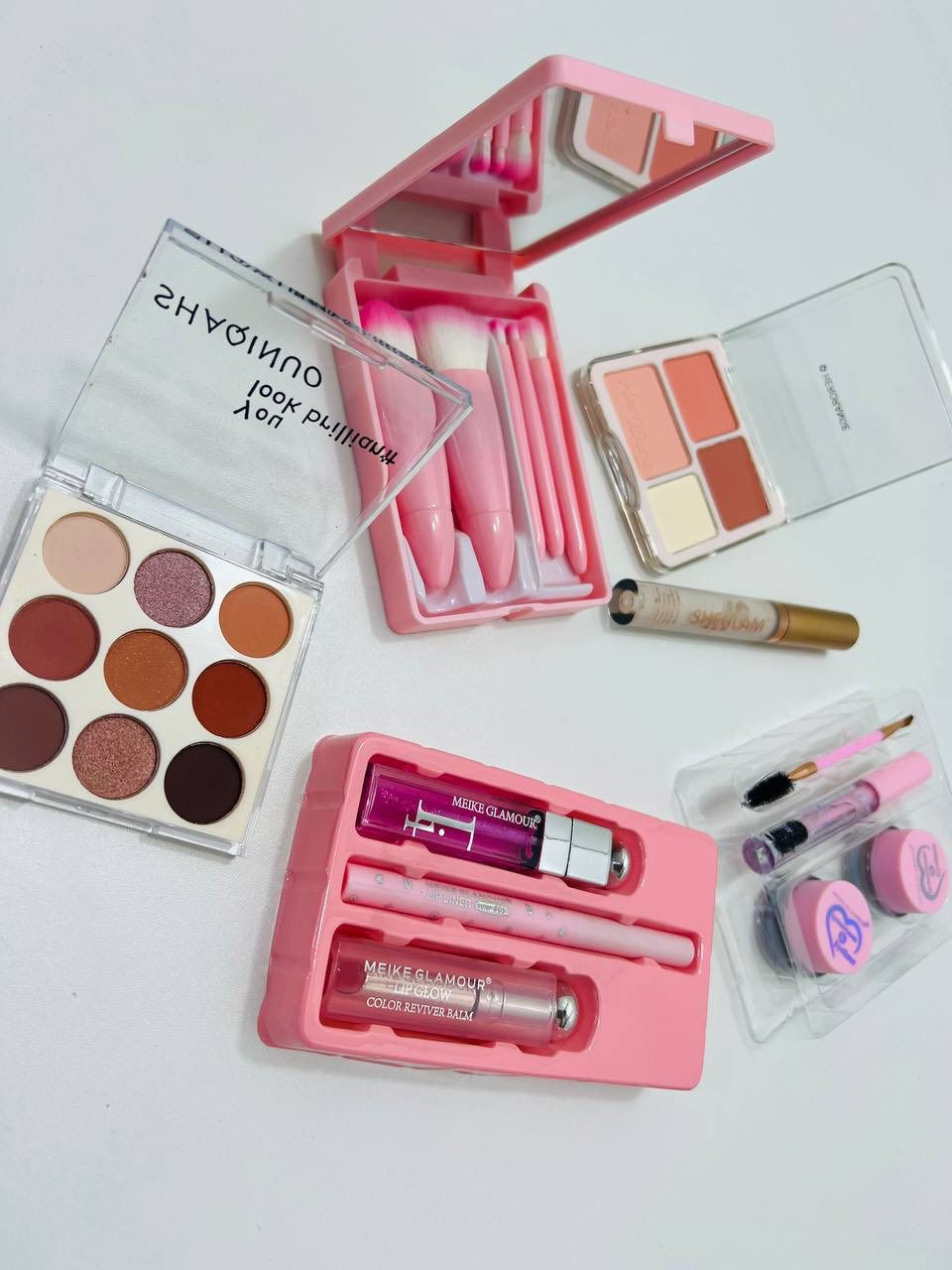 ⁨ مكياجج بالعيد 🥹🩷✨
كونسيلر شيگلام فول كفر يخلي تحت عينج فلترر 🫧
باليت رباعي كريمي يتكون من حمر وشدو وكلتر ✨
باليت شدو 12 لون الوان مات وكلتر تموت. 
سيت فرش مكياج حجم ميني للبلشر والشدو 
سيت رباعي للحاجب والايلاينر جل لونين مع فرشة ومكسارة حاجب 
سيت ثلاثي يتكون من لب لاينر كلوس حمرة. 

توجد توصيل لجميع المحافظات العراق 🇮🇶🚚🚕للحجز والاستفسار يرجى التواصل عبر الخاص 📩💌توجد لدينا عروض خاصة وخصومات وهدايا 🎁😍⁩


**إذا كنت صاحب هذا الإعلان وتريد حذفه لأي سبب، رجاءا أرسل رسالة إلى الدعم الفني**