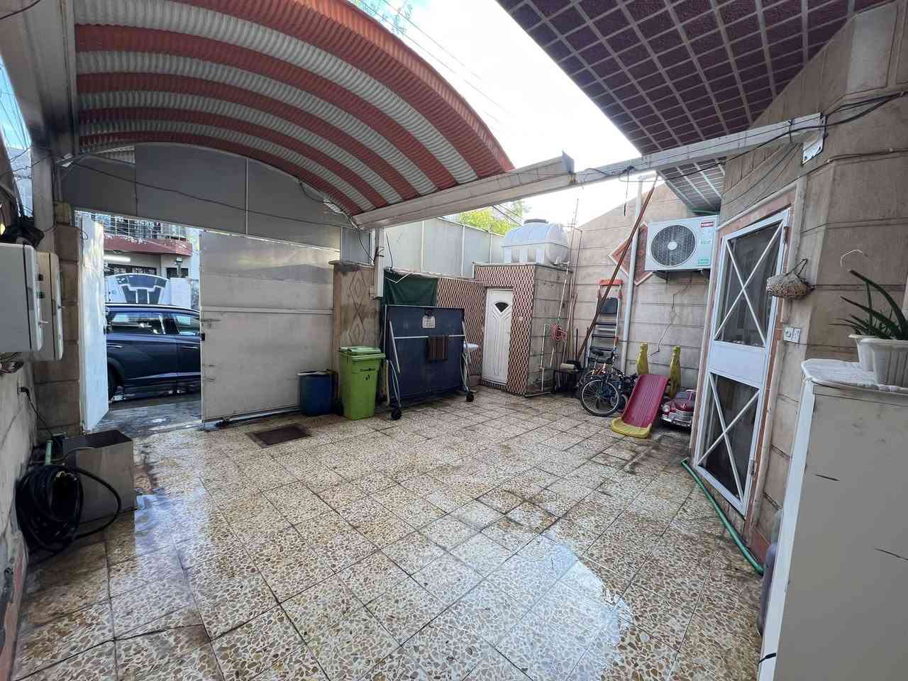 السلام عليكم
دار للبيع في منطقة چكوك ( بين الكاظمية و جسر الشعلة )  

مساحة : 150م ( 7.5*20 )

نوع السند : ملك صرف

نوع البناء : مسلح

يحتوي على طابقين : 

الطابق الاول :- 

طرمة كبيرة

مطبخ كبير

استقبال ( غرفة خطار )

حولي كبير ( غرفة معيشة ) 

مرافق عدد 2

حمام عدد 1

منور خدمات عدد 2

غرفة نوم كبيرة جداً

الطابق الثاني :-

غرف نوم كبيرة عدد 3

حولي

الطابق الثالث :-

بيتونة 

سطح

للاستفسار الاتصال بالرقم 

0780 234 8480
***********

مكلف بالنشر
