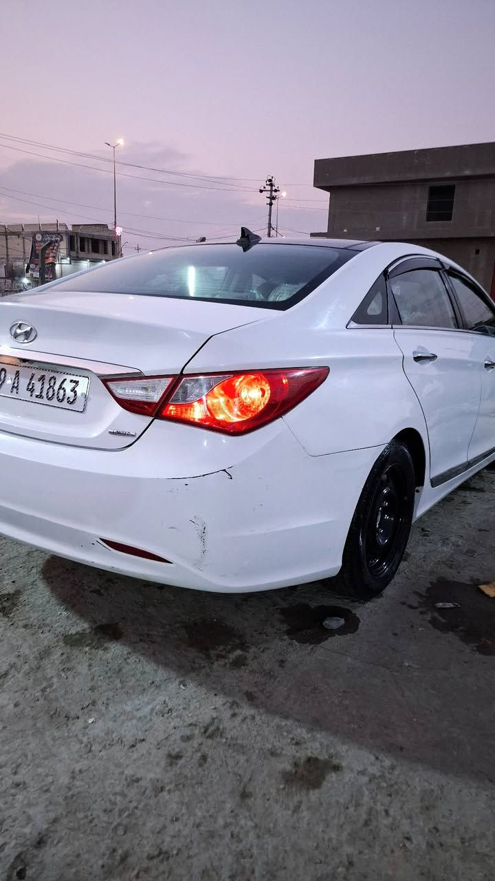 سوناتا امريكي بيها حادث شامل خلفي فقط موديل 12 رقم انجليزي ثانويه لل 31 باسمي السياره بيها ثلاث قطع السياره جديده معنى الكلمه السياره فول بصمه يا بصمه ابواب فتحه  تخم تاير قبل خمسه ايام شاده مكينه وكير خير من الله شرط ماكينه ما مفتوحه بابل الحمزه الغربي. السعر108وبيه مجال.. ***********
