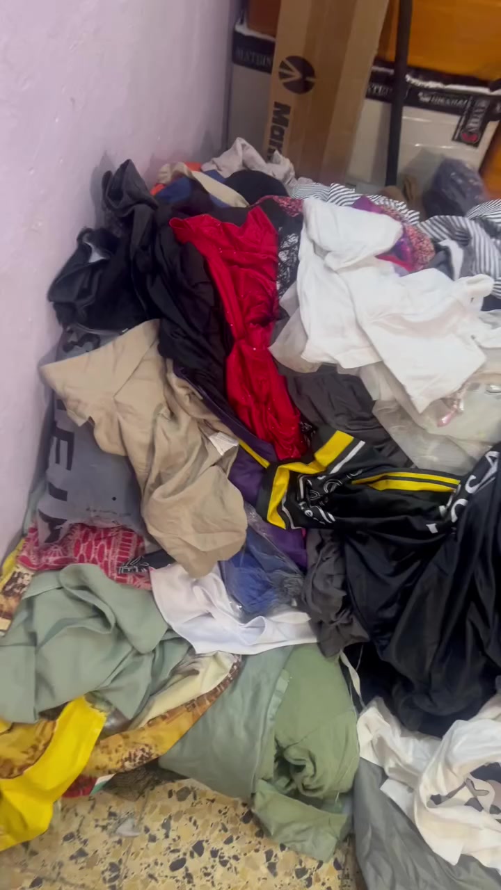 شلعة ملابس مختلط الاغلب نسائي
كلة امزون جديد العدد ٣٥٠ قطعة
السعر ١٢٥ واصل 
عددهم ٥ كراتين الي يريد فديو خاص
او وتساب***********
