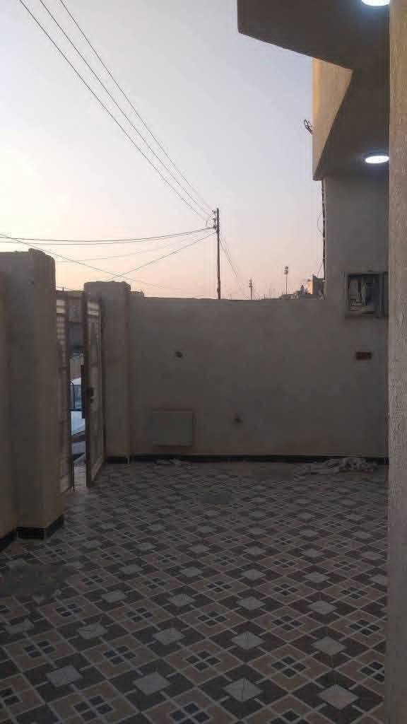 السلام عليكم دار سكن للبيع حديث غير مسكون في الكوت منطقة حي الحكيم نزلة مدرسة الرميلة بالقرب من الكورنيش مساحتة 150م وشارعة 10م البناء طابوق درجة اولى والسقف صب مسلح والارضية والجدران سيراميك ويتكون البيت من غرفتين نوم وصالة واستقبال ومطبخ وصحيات داخلية وخارجية ومتوفرة كافة الخدمات ماء وكهرباء ومجاري ومرقم من قبل البلدية السعر الاستفسار الاتصال على هذا الرقم
***********
