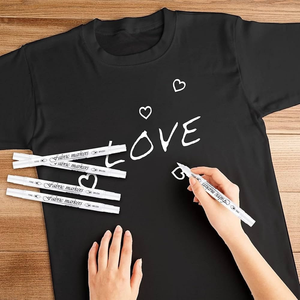 قلم ماركر أبيض معدني ،  من ماركة CHOSCHمما يسمح بخطوط دقيقة وعريضة.
تُستخدم هذه الأقلام بشكل شائع لإضافة لمسة لامعة ومعدنية إلى الأعمال الفنية والمشاريع الحرفية.
تُعد فعالة بشكل خاص على الأسطح الداكنة أو الملونة، مما يخلق تأثيرًا جريئًا وجذابًا.
يمكن استخدامها على أسطح مختلفة مثل الورق المقوى، والزجاج، والبلاستيك، والمعدن والحديد
سعر القطعة 1000 دينار 
🎁🎀السوق الذكي🎀🎁)
***********‬
(توصيل لجميع محافظات العراق)
للاستفسار ارسل رسالة للصفحة💌
#السوق_الذكي_smart_market  #هدايا #قرطاسية #مكتبة #العاب_أطفال #العاب_ذكاء #جورنال_أفكار #كتب
