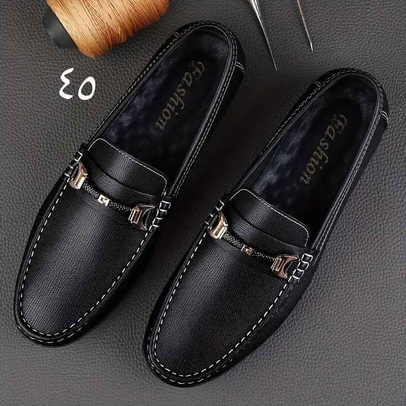 حذاء لوفر (Loafer) رجالي كاجوال مصمم خصيصاً للقيادة والمشي والمناسبات اليومية.الميزات والمواصفات الأساسية:التصميم: يأتي الحذاء بلون أسود كلاسيكي مصنوع من الجلد  ذو الملمس البارز (Textured Leather)، ومزين بإكسسوار معدني أنيق في المنتصف باللونين الأسود والذهبي.الراحة والوزن: يتميز بوزنه الخفيف جداً ومرونته العالية، مما يجعله مريحاً للاستخدام الطويل والعمل.الخياطة الدقيقة: تظهر خياطة بيضاء بارزة ومتقنة على طول الحواف الأمامية، مما يمنحه مظهراً يجمع بين العصرية والكلاسيكية. أربيل, العراق


**إذا كنت صاحب هذا الإعلان وتريد حذفه لأي سبب، رجاءا أرسل رسالة إلى الدعم الفني**