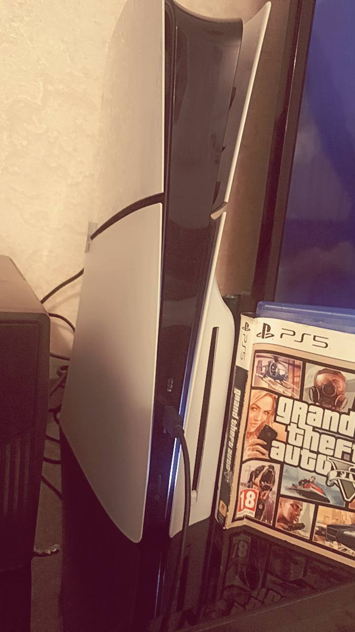 ابلي استيشن 5 النوعيه اسلم نضيف ويه يو بي اس يده واحده  استخدامه قليل ويه قرص(GTA)وبدخل البلي 3الاعاب..السعر(780)***********
