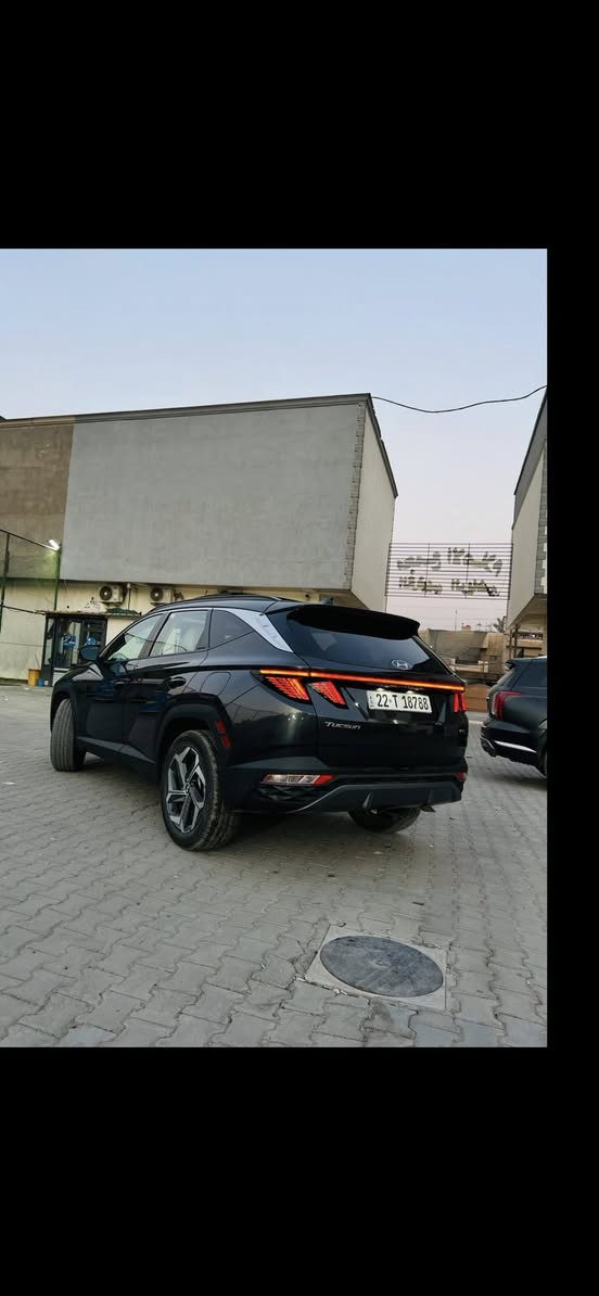 السلام عليكم توكسان  كلين تايتل 2023 لمتد vip فول الفول امريكي السياره بهيج نضافه وهيج مواصفات جدياً قليل 
لون السياره نفطي 
المواصفات LIMITED VIP
1- بصمة تشغيل 
2- بصمة ابواب لمس دخول ذكي 
3- بنوراما على طول السيارة 
4- صندوق كهرباء شفط 
5- كامرات 360 درجة ( جانبية - امامية - خلفية ) 
6- كامرات مع الاشارة 
7- السيارة تتقدم وترجع ب البصمة 
8- تبريد تدفئة كشنات 
9- كشنات جلد كريمي 
10- كشنات كهرباء 
11- اضواء محيطية 67 لون اختياري 
12- كشنات خلفية هيتر 
13- مرايات تعتيم ذاتي 
14- ابل كار بلي 
15- اندرويد اوتو 
16- شاشة دجيتل 3 اشكال للقيادة 
17- اشاير ترحيب 
18- اضواء امامية LED زنون 
19- اضواء خلفية LED
20- هوك خلفي 
21- فول اوامر صوتية 
22- جامات اوتو 
23- قطعتين تبريد 
24- اشارات ب المري
25- كير دكم 
26- شفتات ستيرن 
27- تحكمات ستيرن 
28- السيارة فور ويل 
29- محرك 2500 المرغوب 
30- هاند بريك بصمة 
31- شحن واير ليس 
32- منافذ شحن 
33- اوتو هولد 
34- تشغيل عن بعد 
35- السيارة اوتو بارك 
36- حساسات امامية 
37- حساسات خلفية 
38- كير AT المرغوب 
39- رادار امامي رادار خلفي رادار جانبي 
40- نقطة عمياء 
وبعد بيها هواي مواصفات 
ممشى السيارة ( 24 الف فقط ) 

السيارة مكفولة من الصبغ والتبديل حادثها فقط تاير طاك 

مكان السيارة بغداد السيدية 

السعر 232وبيها مجال 

رقم الهاتف ***********
