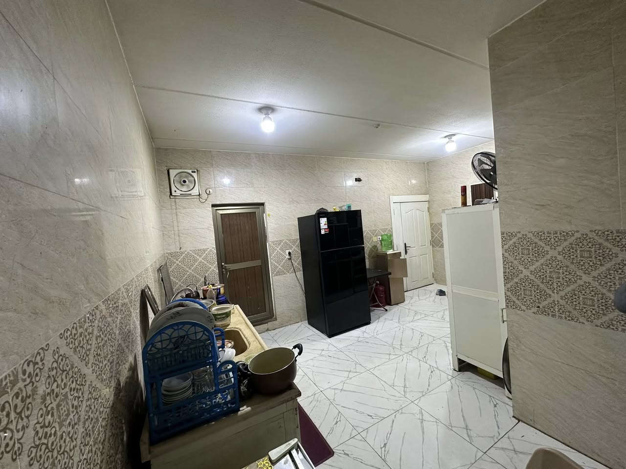 بيت للبيع في مجمع قريه الغدير الثانيه  المساحه ٢٠٠ متر الموقع مقابيل الاميرات شارع ٢٠ منصب اله برج اثير الوارد السنوي ٦ ملايين مطلوب للمصرف ٤٠ مليون ويحتوي على اضافات السعر خاص للمراسله او الاستفسار الاتصال على ***********
