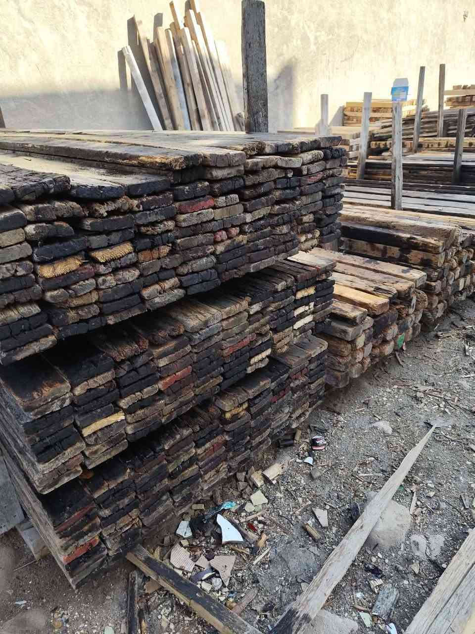 قالب خشب مستعمل للبيع العدد 10مكعب بسعر مناسب جدا جدا العنوان بابل هاتف ***********
