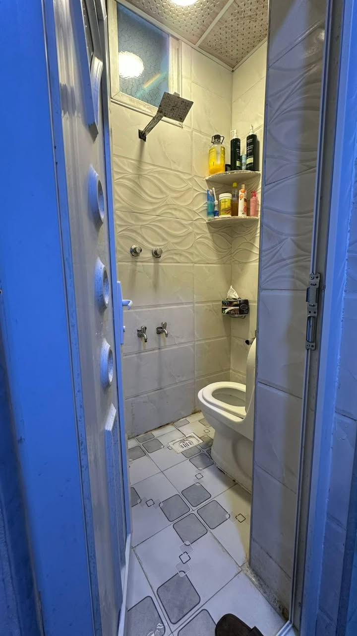 سلام عليكم بيت للبيع حي البساتين حي الصدرين مقابيل شارع الصحه المساحه 100 متر خدمات كامله ماء مجاري كهرباء مقرنص البيت نضيف كلش مثل مموضح بالصور والسعر مناسب  للاستفسار راسلني خاص وتدلل او تتصل ع رقم ***********
