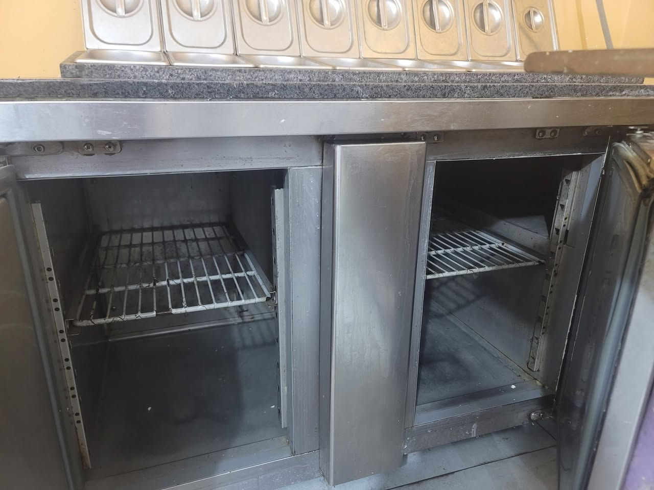 للبيع براد ومحضره للبيع 
للاستفسار ***********
