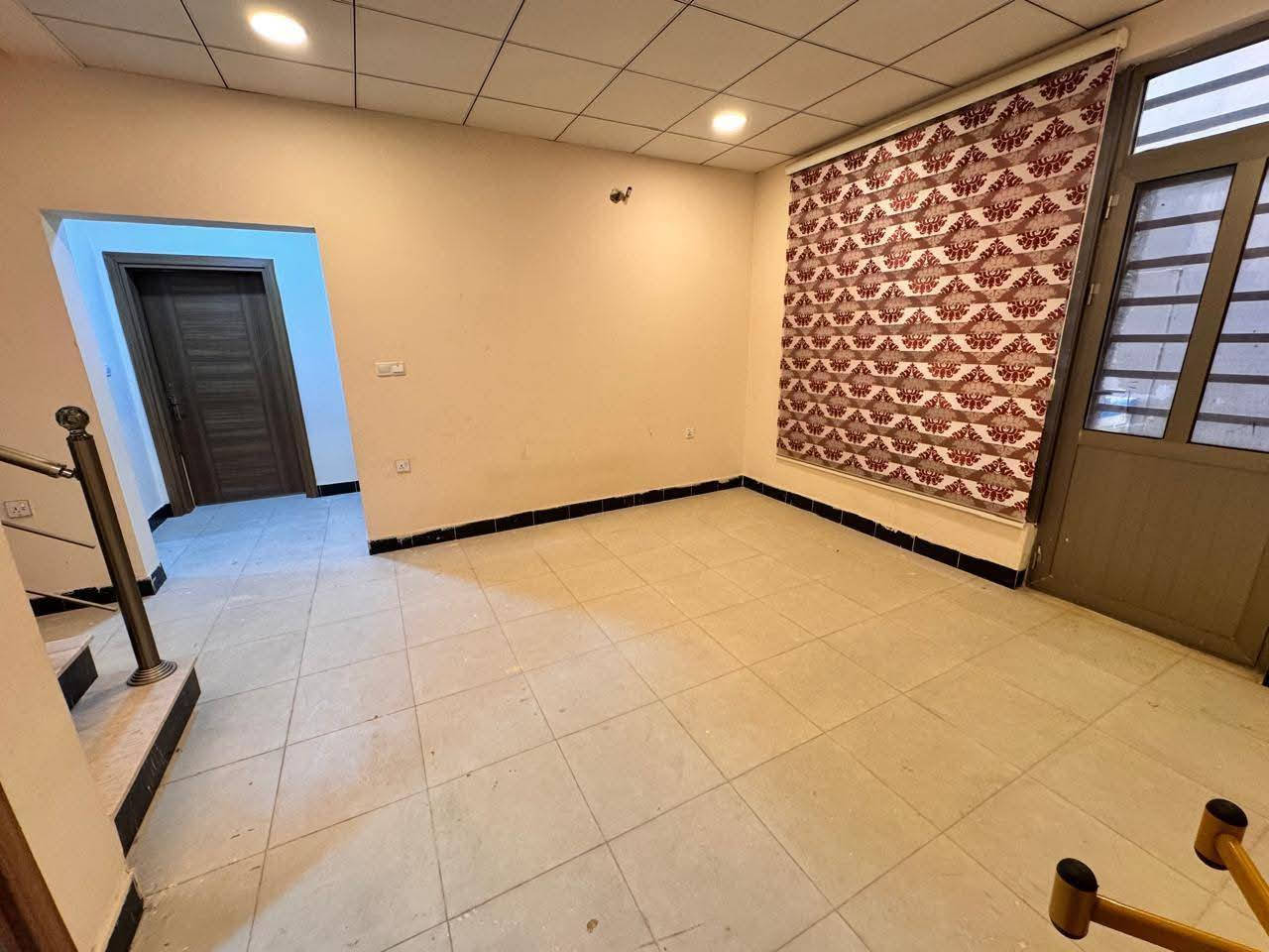 #اعلان 1974
دار في حي الجامعة #طابق ونص #مجمع_مدينتي 
الموقع مميز جدا قريب على المحل و المدرسة و الجامع و حديقة عامه بصفه 
مساحة 200م 
يتكون من استقبال للضيوف و هول و مطبخ و ثلاثة غرف نوم 
و البيت مؤثث و بيه اضافة قمريه للسياره و للشبابيك + كتايب للشبابيك كلها 
مساحة البناء 144م
#الطابق_الثاني غرفة نوم 1
#السعر 13 ونص دفتر
#للاستفسار ***********
