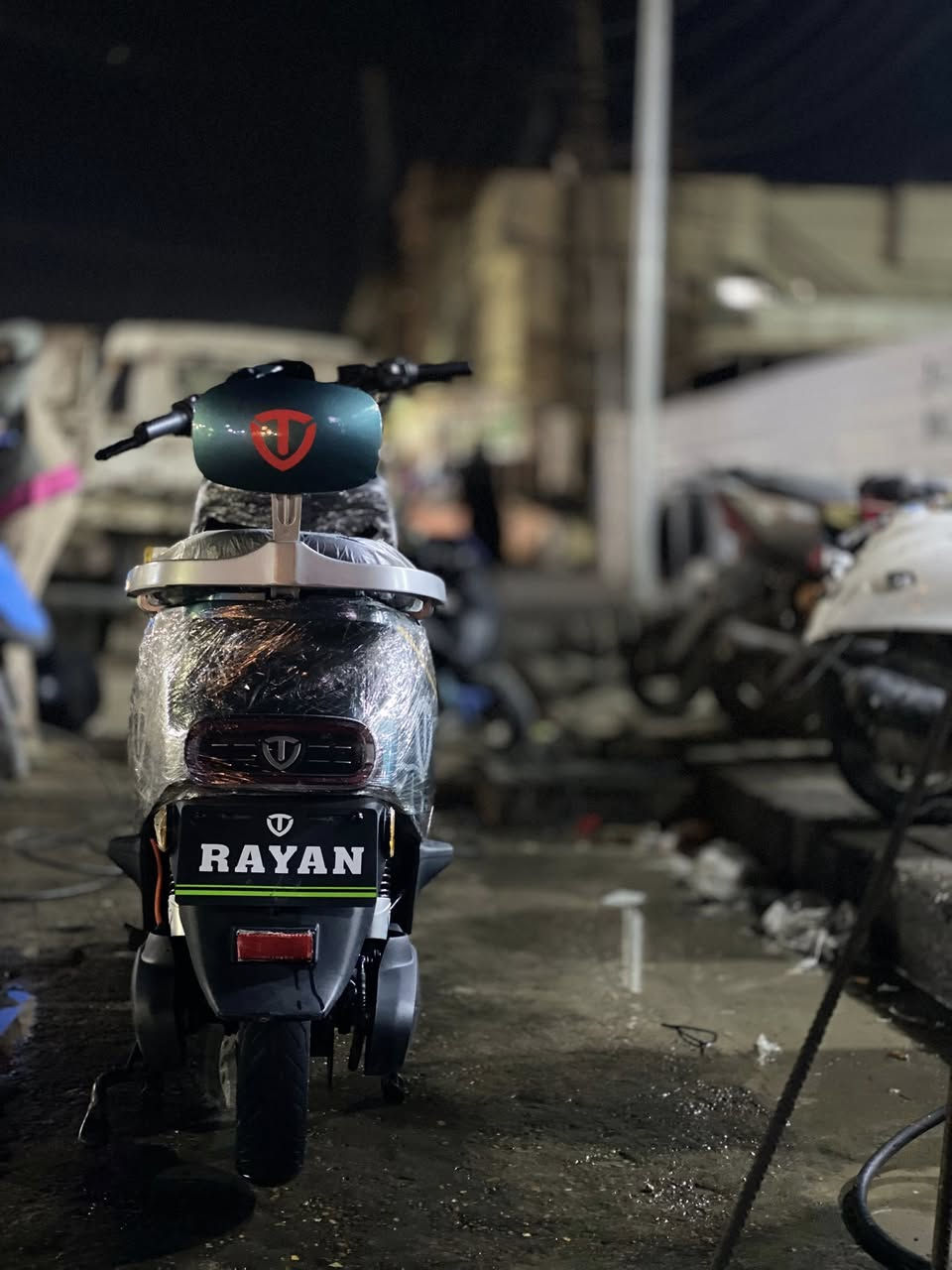 دراجة شحن ريان تيسلا c2
٦ بطاريات كبار 
سرعتها ٧٠ بيها ٣ نمر 
تمشيك مسافة ٦٠ كيلو 
ملف 1200w
صالها من شهر 12 بدايتة نازله
مراياتها موجوده شاحنتها الاصليه هم 
*********** مكان بغداد شعب
