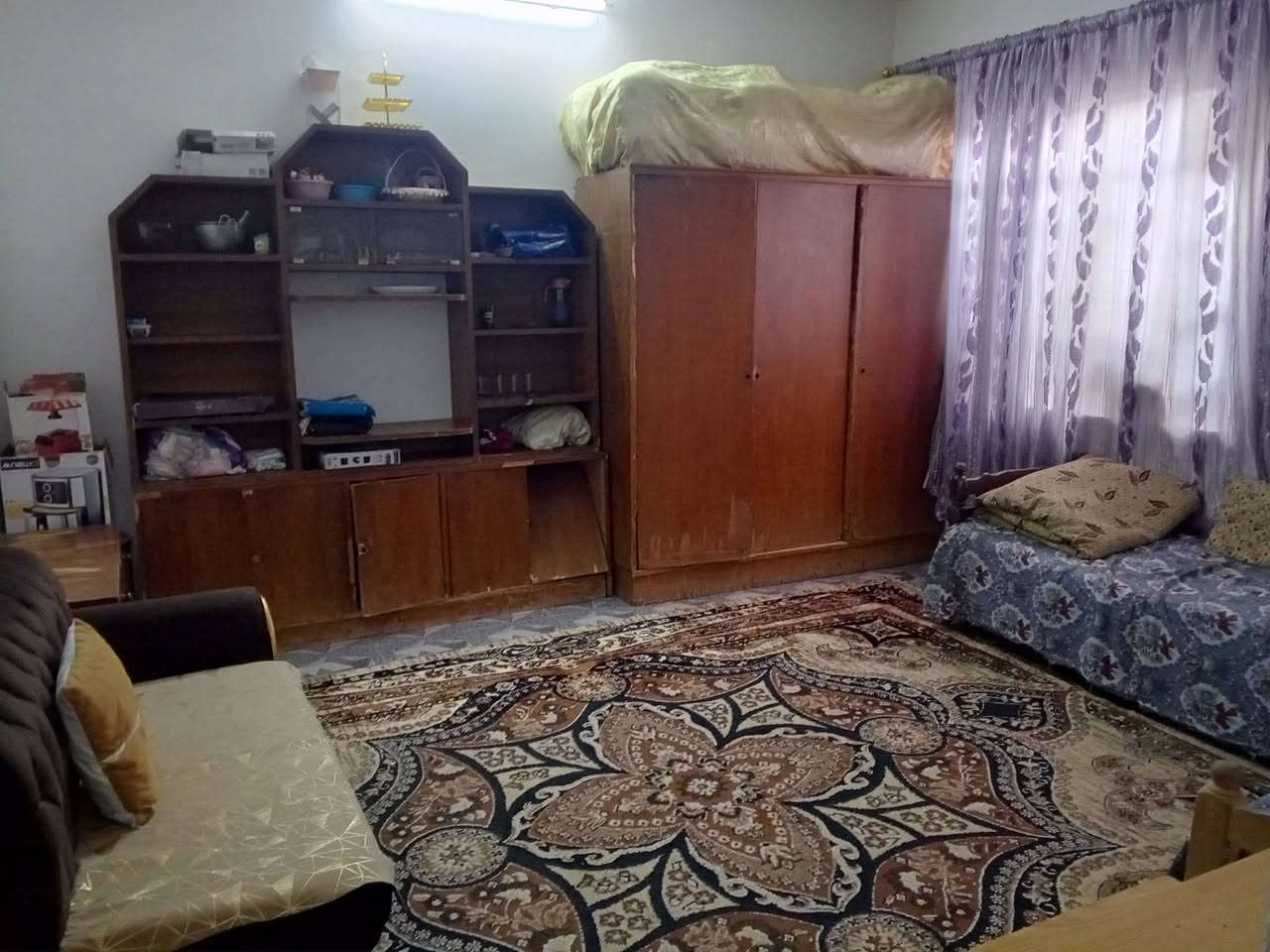 السلام عليكم دار للبيع حي الملايين الثانية قرب مكتب جنه مساحة 120متر سند زراعي وبي وصل بلدية عرفه نوم واستقبال وهول وسط ومشتملات ومطبخ وكراج وحديقه ومناور الاتصال على الرقم ***********
