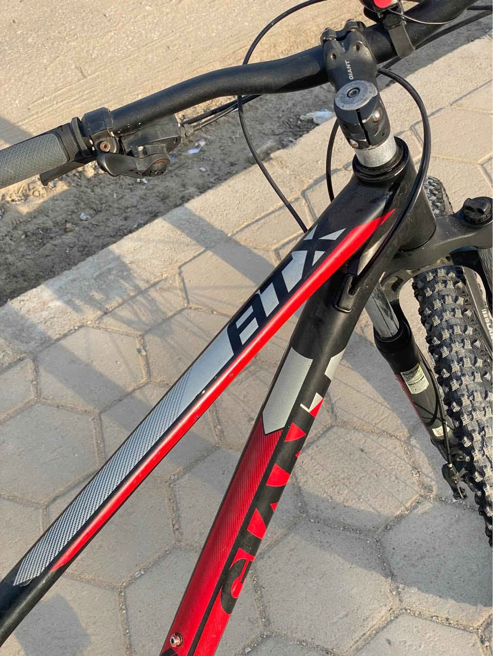 للبيع باسكل نوع 
Giant ATX 27.5

🚲 المواصفات:
 • فريم المنيوم m
 • الإطارات: Kenda أصلية
 • الغيارات : Shimano أمامي وخلفي
 • نظام الغيارات: 3 أمامي × 7 خلفي 
 • فرامل ديسك أمامي وخلفي
 • دبل أمامي قابل للامتصاص (سستم)
 • كشن طبي مع مساعد خلفي
         • ناقل الحركة: Tourney
              •   واسلاك مخفيه بالفريم 

💰 السعر: 300 الف قابل للتفاوض 

📞 للاستفسار: ***********
       النجف الاشرف - حي الوفاء النجف, العراق
