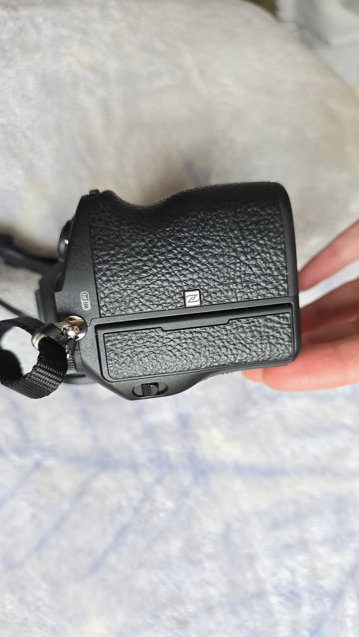 مكلف بالنشر 
للبيع كاميرا Sony A7III (Full Frame) الغنية عن التعريف، بحالة الوكالة (أخو الجديد تماماً).

العدّاد (الشتر): 860 لقطة فقط! (يعني الكاميرا لم تُستهلك أبداً وبكامل عمرها الافتراضي).

الحالة: ممتازة جداً، استخدام منزلي خفيف جداً وخالية من أي عيوب أو خدوش.

الملحقات: حزام السوني الأصلي + شاشة حماية مركبة لحفظ الشاشة.
السعر: 1,550,000 دينار

التواصل حصرًا على حساب الانستا ( shiri.fa0 )


**إذا كنت صاحب هذا الإعلان وتريد حذفه لأي سبب، رجاءا أرسل رسالة إلى الدعم الفني**