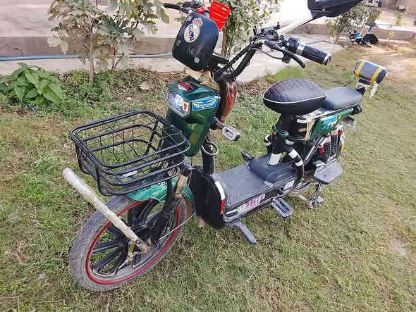 السلام عليكم ورحمه الله وبركاته دراجة شحن للبيع موديل 25 كفالة عامة صارلي شهرين من اخذتهه  السعر 375او بيهه مجال للشراي مكاني ديالى الشراي يتصل على الرقم ***********
