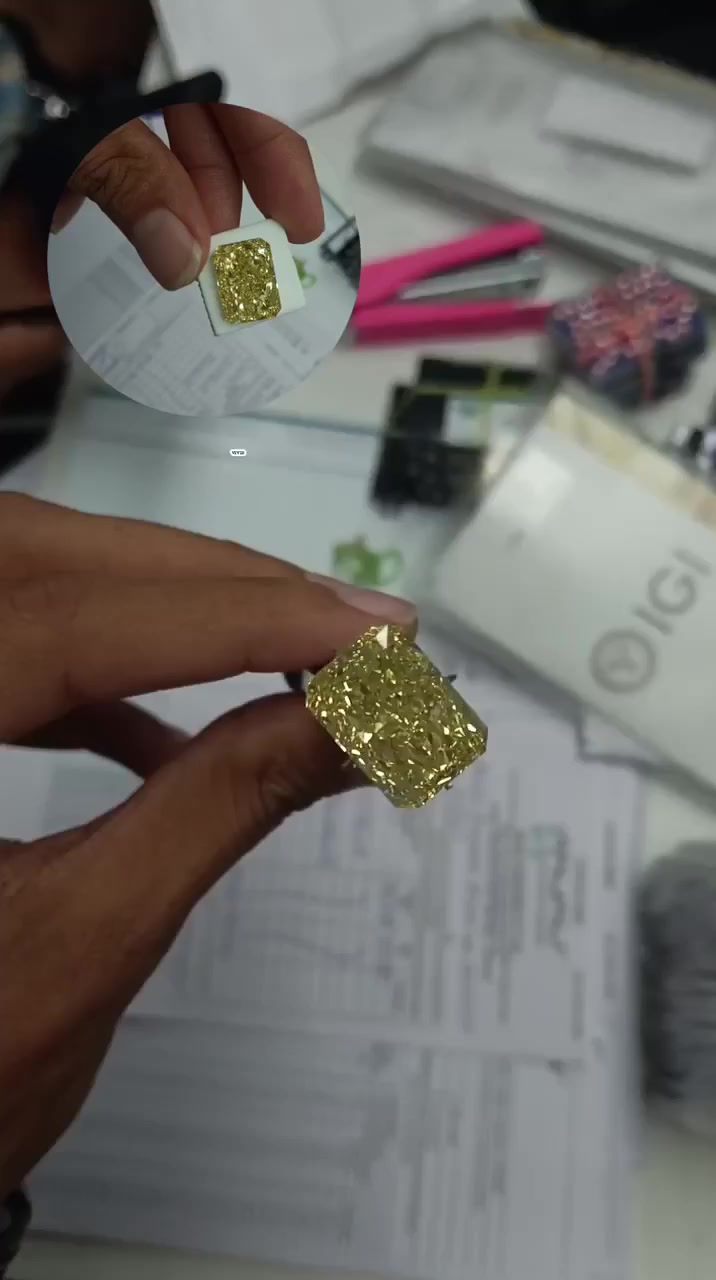 14.2 ct of natural  yellow vivid diamond
Cut princesse
7000 usd


**إذا كنت صاحب هذا الإعلان وتريد حذفه لأي سبب، رجاءا أرسل رسالة إلى الدعم الفني**