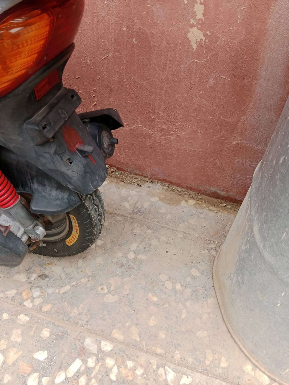 السلام عليكم 

دراجه ماكس قچمه 
دراجه حاويه صارلها عندي خمسه اشهر كلش جديده
متذب عليها ألف كابريتر جديده تاير خلفي جديد بعده بخطته سلف شغال باتري قبل سبوع شديته هندر شغال زنون بلادي مري ضفتلها ترايك 120 إذا  اقل مرجوعه كلش ناعمه وحلوه عنوان الدراجه نجف سعرها مناسب اتصل على واتساب مكلف بلنشر اخوان رقم الهاتف ***********
