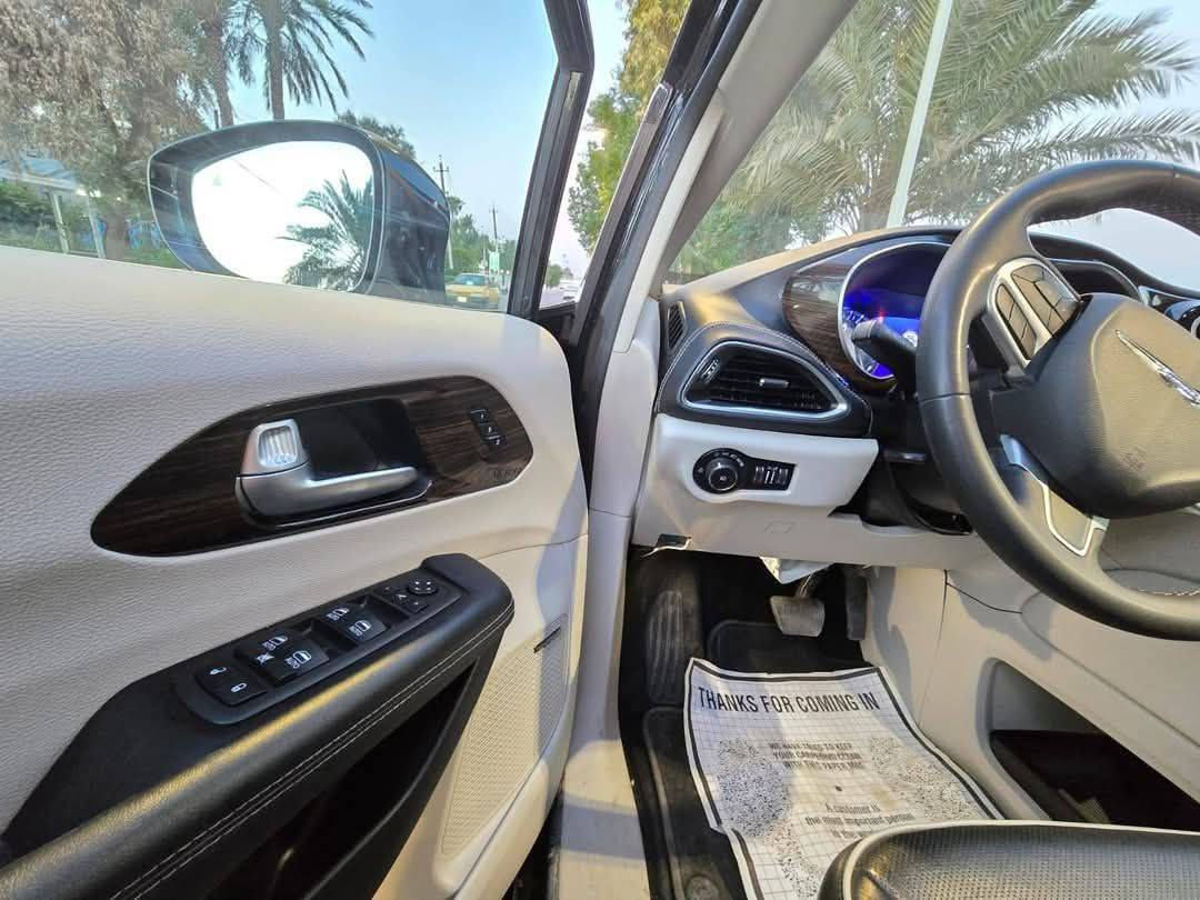 السلام عليكم
كرايسلر باسيفيكا ليمتد فول مواصفات واحدعلى واحد فول الفول مو تورنگ إل موديل 2022 اللون الاسود وتملك المواصفات التاليه: 
1ـ بانوراما (سلايدروف) زجاجي اضافة الى بوابه عازله للضوء 
2ـ اصطفاف ذاتي (اوتو بارك) 
3ـ ذاكرة خزن مرايات وكشن السائق (ميموري مرايات وكشن تحجزلسائقين تضبط حسب وضعية السائق) 
4ـ اربع كامرات (رؤيه محيطيه للجهات الاربع ) 
5 ـ حساسات عن بعد للاجسام عدد (12)للدعاميات الاماميه والخلفيه مع تنبيه صوتي ايمن وايسر حسب اتجاه وجود الجسم من السياره 
6 ـ اطواء المرايات آلي (كهربائي) وخاصة عند قفل السياره تطوى وعند تشغيل المحرك تفتح 
7 ـ فتح الابواب الثلاثه الجانبيه والخلفي (الاستيشن) بالتحسس من وجود الرجل 
7 ـ طوي وفتح الكشنات الخلفيه كهربائيّ من الشاشه والدكم الخلفيه 
8 ـ انارة البروجكتر حسب الاستداره او الاشاره ايمن او ايسر عند استخدام اللايت ليلا 
9 ـ لايتات ليد قويه بلون ابيض ناصع مع وجود لايت اوتو وحسب الاضاءة ليلا او نهارا وعند الانفاق 
10 ـ اضاءه ترحيبيه في المرايات وتحت الكشنات اضافه الى اللايتات وبقيه الاضويه الاعتياديه 
11 ـ تحديد مسار تفاعلي مع ايقاف السياره او تخفيف السرعه عند الحاجه اوتوماتيكيا مع استعادة السرعه عند ابتعاد السيارات امام السياره والتنبيه عند عدم وضع اليد الستيرن 
12 ـ ابواب كهربائيّة اوتوماتيكيه مع التحكم بها من البصمه 
13 ـ تشغيل المحرك عن بعد من البصمه 
14 ـ سايد بريك الكتروني تفاعلي يفتح اوتو عند السير من وقوف بالتقاطعات ماعدا اطفاء وتشغيل المحرك ذاتياً 
15 ـ دشبول مطرز بالخياطه ومطعم بالصاج مع الابواب 
16 ـ فرس متصل بالدشبول كبير مع وجودشاحنات سلكيه ولاسلكية مع مساحات خزن للحاجات فوق وتحت ماعدا خزن الموبايلات
 17 ـ الكشنات الاماميه كهربائيّة (السائق والايمن) 
18 ـ تدفئه وتبريد الكشنات الاماميه 
19 ـ تدفئه للكشنات الوسطانيه 
20 ـ بصمتين اصليه متوفره للسياره 
21 ـ مكنسه كهربائيّة مثبته من الشركه الصانعه لتنظيف داخل السياره 
22 ـ جامات الابواب الاربع اوتو بضغطه واحده صعود او نزول 
23 ـ شحن موبايل لاسلْكيّ 
24 ـ نظام صوتي مضخم هارمن گادن 
25 ـ السياره  ماشيه 40 الف  ميل قابله للزياده 
26 ـ نظام خرائط مزود بالشاشه فقط تحتاج تنزيل خرائط العراق حسب الرغبه مع نظام اندرويد اوتو وكار بلي 
27 ـ ماسحات مطريه اوتو تتوقف عند انقطاع المطر وتشتغل عند هطول المطر 
28-سستم صوت هارمن گاردن ذو ميزات عالية الاداء  واما السعر فهو سعر الليمتد الفول مواصفات مومثل البعض فول ماعدا الفتحه وهي مواصفات حقيقيه وهو 275 ورقه وللاستفسار الرجاء الاتصال او المراسله على رقم صاحب السياره *********** متوفر واتساب  مكان السياره ناصريه 
  واهلا وسهلا بالطيبين
