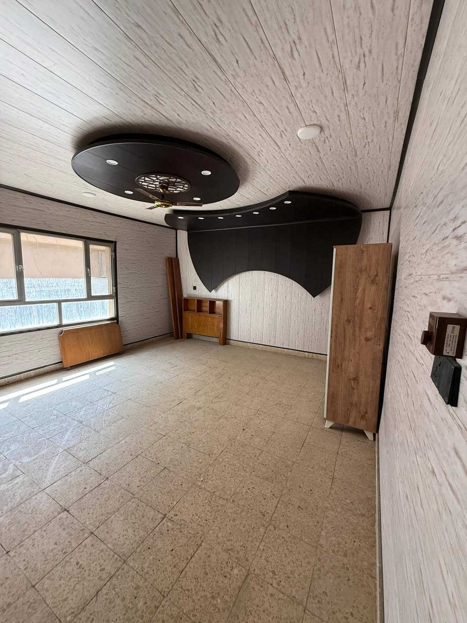 السلام عليكم 
بيت للايجار ...يصلح روضه أو مجمع طبي او مكتب او مؤسسه حكوميه 
مساحه الدار 400م الموقع الكرامه قرب بقاليه الفهنراوي شارع الكرامه 
اي استفسار او الاتصال على الرقم *********** واتساب @إشارة
