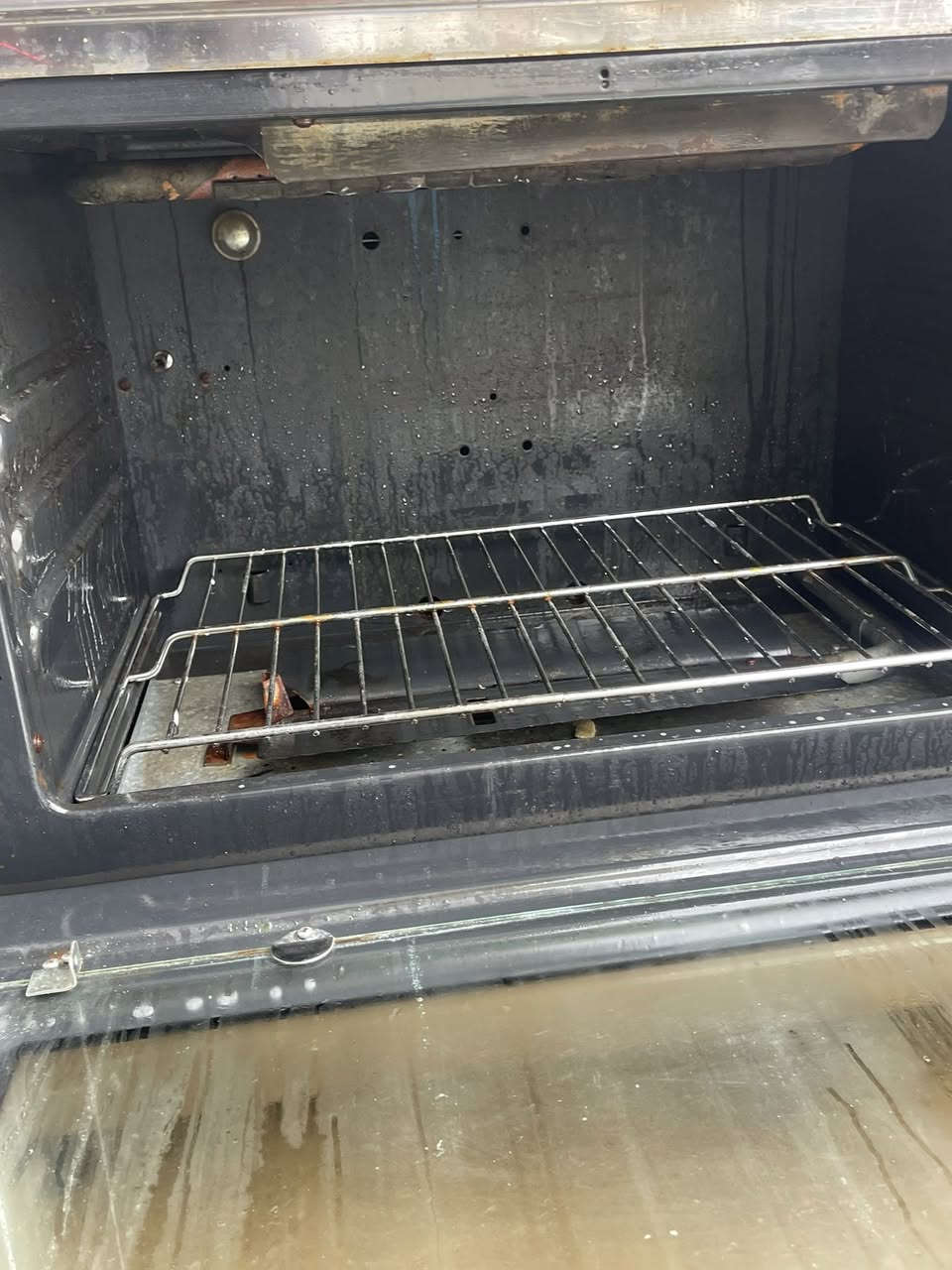 السلام عليكم طباخات للبيع نضيفات وشغالات
الفريش 5 عيون شغاله والفرن شغال 120 

الابيض  شغال والفرن كذالك شغال 60 الفً

الرصاصي شغال فرن و4 عيون 85 

***********
