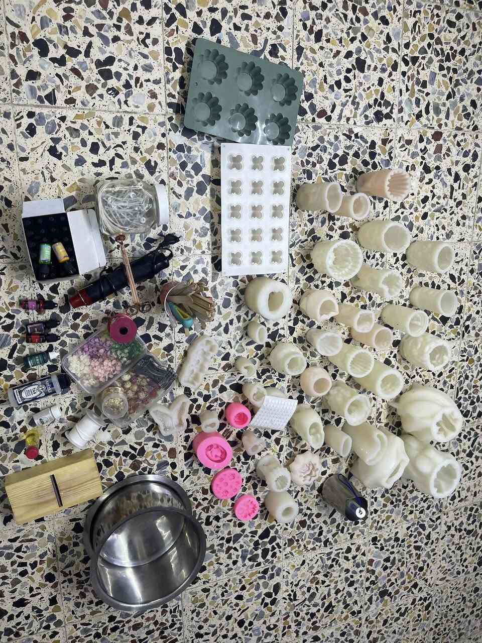 سلام عليكم 
قوالب شمع مع الشمع مع غراضه كامله 
بيع كامل 42 قالب باكيت كامل الوان 
فتايل امتار او مال قاعده 
قياس حراره 
اورنيش 
مثبت فتيل + لاسق فتيل
اعواد خشب
دولكه ستيل + نايلون 
قاشطه شمع
شسوار خاص مال شمع 
سعر 350اوبي مجال


**إذا كنت صاحب هذا الإعلان وتريد حذفه لأي سبب، رجاءا أرسل رسالة إلى الدعم الفني**