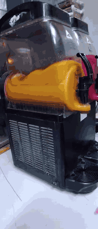 السلام عليكم براد + مكينت شلاش لبيع ثنينهم جدد ستعمال قليل  الله يشهد ابد ما طابات تصليع  عنواني بغداد الشعله جسر الشعب ***********
