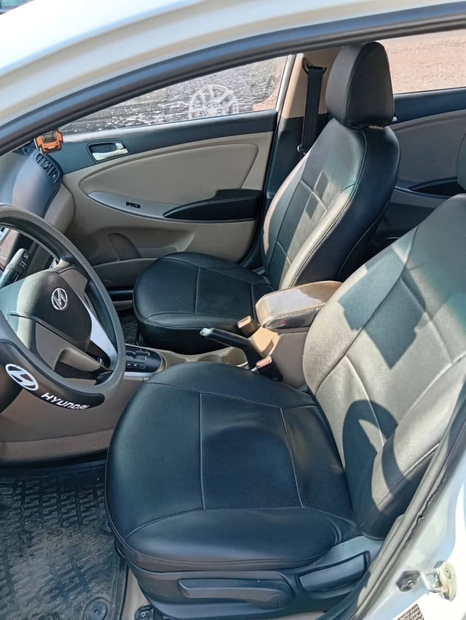 للبيع اكسنت 2016 ماشيه 130km  خليجي محرك 1400تخم تاير ويل كب جديد السياره نظيفه اي نقص مابيها كشنات جلد السعر 105 اي استفسار ***********
