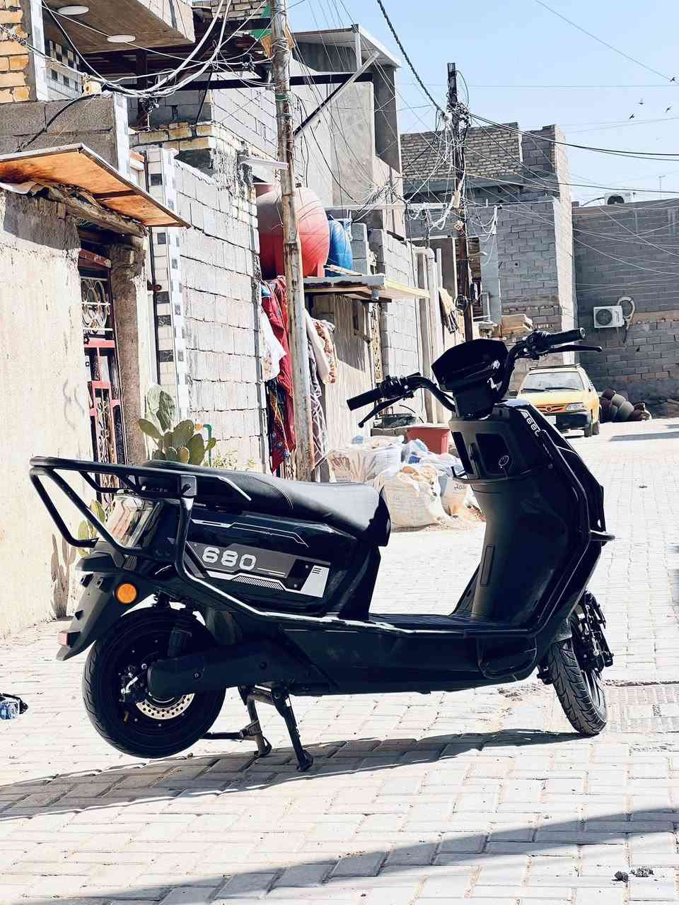 دراجة كهربائية سوداء اللون مزودة بمحرك بقوة تتراوح بين 1000 و 1200 واط.تحتوي على نظام إضاءة LED بالكامل ومواصفات مثل الدفع الخلفي وبصمة التشغيل.تصل سرعتها إلى 80 كم/ساعة مع مدى سير يعتمد على البطارية (على سبيل المثال 50-80 كم) السعر 650 العنوان بغداد 
***********
