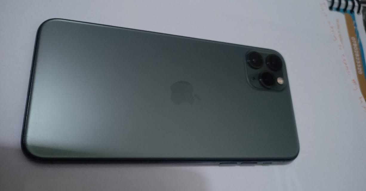 اسلام عليكم    ايفون 11 برو ماكس
بطارية 81 ذاكره 256 الجهاز وتر 

بيه فقط نقطه صغير بشاشه ما ماثره عليهه 
السعر 425 وبيه مجال جهاز نظافه 100% اتصال ***********
