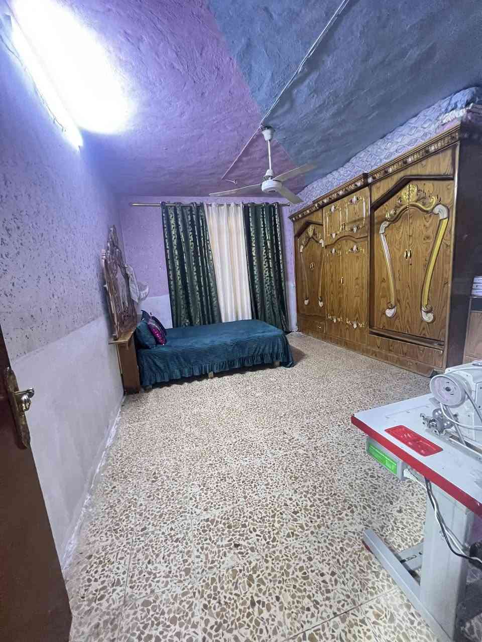 سلام عليكم بيت 200 متر قاط ونص بل سكلات 13 يحتوي علة 4غرف نوم وحمامات 2 وصالة وهول ومطبخ حار سعر البيت 105 وبي مجال قليل تحويل ثاني يوم ‭0787 421 9399‬البيت نضيف اسفسار تصل عرقم ***********
