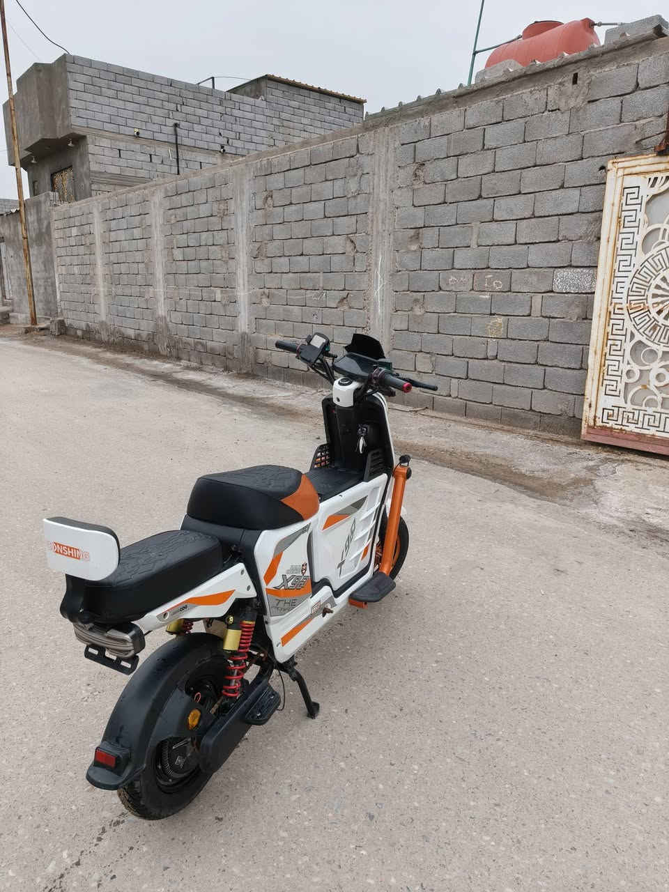 دراجه شحن x900
5 بطارات 

ملف 2000 ابو العدسه 

دراجه صارله 15 يوم من طالعه من الوكيل 

السعر 600 وبيه مجال 

مكاني بصره كرمة علي للتواصل :***********
