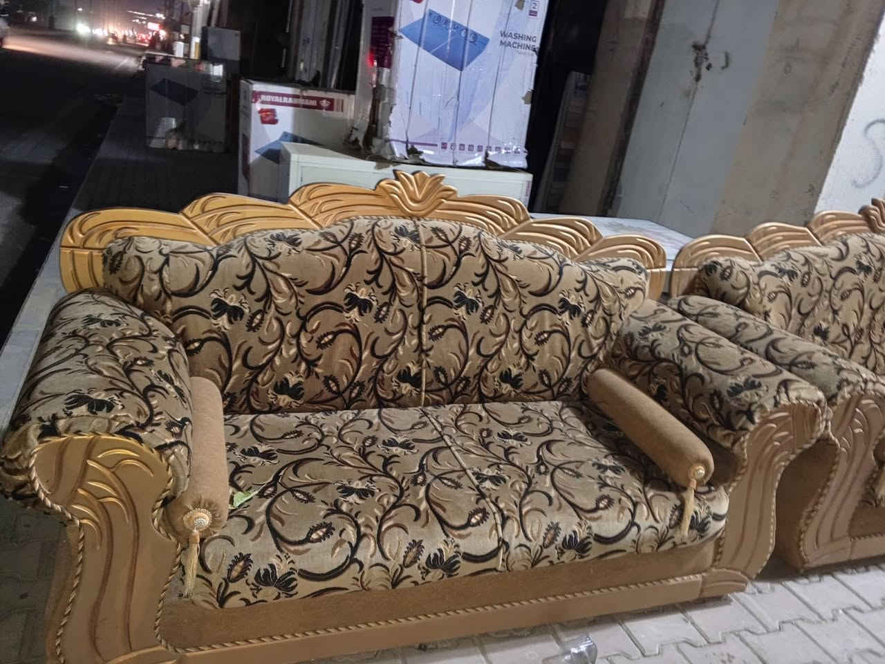 معرض تكريت للاثاث المنزلي للجمله والمفرد
تخم شغل عراقي 5قطع 10مقاعد مستعمل شي قليل نضافه فول مبي اي عيب عنوان لمعرض تكريت شارع الزهور لحولي مقابل مدرسه كنوز لهليه مجاور مجمع رداد للنشائيه 

للاستفسار اكثر تصال على الرقم الهاتف او مراسله ع واتساب 
*********** واتساب+فايبر 
*********** واتساب+تلي
