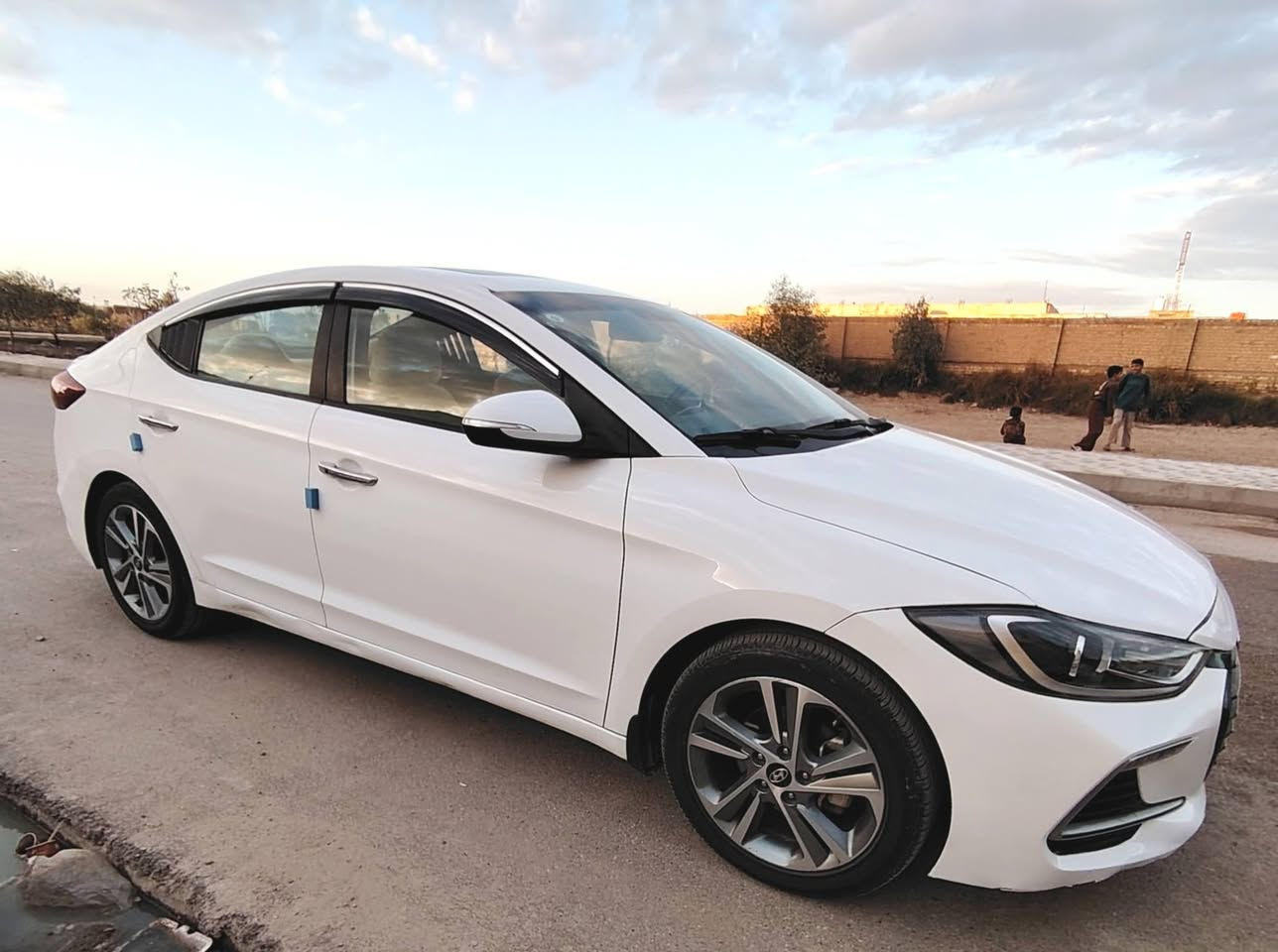 السلام عليكم
النترا 19 خليجي سوبر محرك 2000 سياره جديده فول مواصفات رقم بغداد بسمي سعر 150 بيها مجال بسيط 
***********
