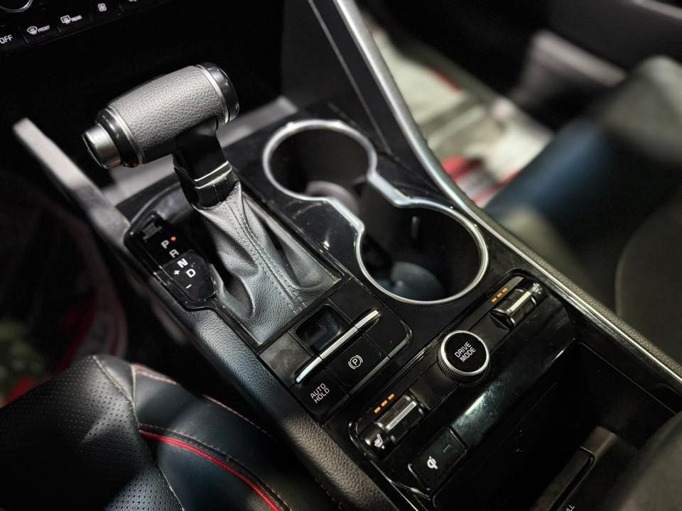 #المركبة : كيا K5 فئة GT لون سموك موديل 2023
#الضرر : جاملغ مع طرف البنيد
#الرقم : أربيل الحديث ( تحويل او وكالة )
#الايرباكات : بدون ضرر اي ايرباك

•المواصفات :

▪️السيارة : #كيا K5 GT لون مميز
▪️الموديل :  2023
▪️المحرك : 2500  توربو (اربعة سلندر)
▪️العداد: 34 الف ميل حقيقي
▪️حجم الويل: ويل كب حجم 19 مع طقم تايرات بحالة ممتازة
▪️لايتات زينون اربع عدسات مع حاجب LED مع اشارة LED
▪️بصمات عدد 2 للأبواب مع بصمة تشغيل
▪️قمارة بانوراما
▪️رادار امامي مانع تصادم
▪️رادار جانبي (نقاط عمياء)
▪️شاحن لاسلكي
▪️اشاير بالمرايا الجانبية
▪️كامرة خلفية دوارة اصل مع الستيرن
▪️شاشة الدشبول حجم كبير للتحكم بأيعازات السيارة
▪️كشنات السيارة حظن رياضي جلد اسود اصل
▪️تدفئة للگشنات الأمامية
▪️تبريد قطعتين امامي وخلفي
▪️شاحن لاسلكي ( واير ليس )
▪️خمسة وضعيات للقيادة
▪️تشغيل عن بعد
▪️سستم صوت
▪️سايد بريك دگمة
▪️تحكم ستيرن جهتين بلوتوث وحاكية وكروس سرعة وتحكم صوت 
▪️نظام ABS مانع انزلاق
▪️السيارة جديدة وبوضع الشركة.

السعر المطلوب : 212 ورقة مع المجال
 
الاتصال على : ***********
***********

مكانها النجف الاشرف
