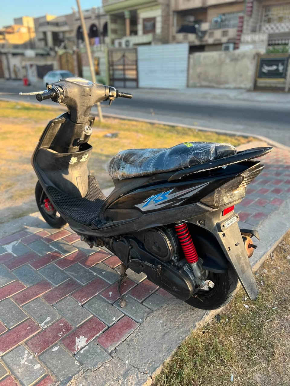 السلام عليكم شباب ماكس عدله. 120k/m دراجه جديده اي شيء ما مبدل بيها على وضع الرمبة نازله من الرمبة قبل 5 اشهر مكينة ما مفتوحة اي نقص ما بيها السعر 750 الف  مكاني بغداد مدينة الصدر للاستفسار : ***********
