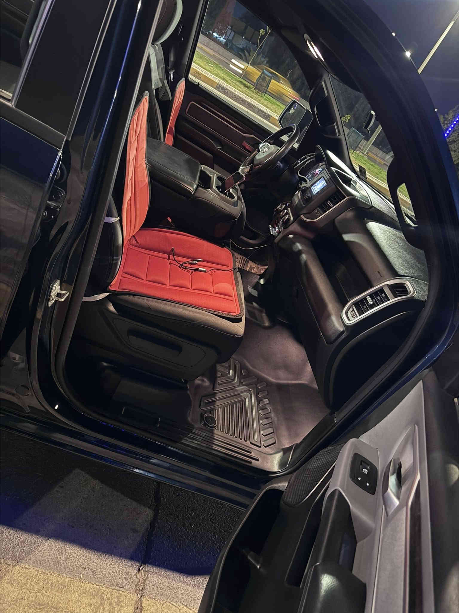 للبيع
دوج رام بك هورن 2023
رقم بغداد الجديد هزة وفحص جديدة باسمي تحويل ثاني يوم
ومدفوع الها ضريبه لحد شهر 1/2026
محرك 6 سلندر 3600 نظام تقليل صرف الوقود ايتوورك يشتغل حتى على البانزين العادي
كير بكره 8 نمر
باب طوويل بدي قصير
دبل اكسل دفع رباعي
كشنات قماش بلادي نظيفة جدا جدا
شاشه صغيره وكامرا دواره بلاديه
نظام سحب + مانع انزلاق + بصمة تشغيل + هاند بريك بصمة كهرباء + تحكمات ستيرن فول + بلوتوث
هوك سحب خلفي
ويل كب بلادي حجم 20 تخم تاير جديد
الاضافات
منظومة غاز شغل معمل الدوره وخزان 80 لتر يمشيك 450 كيلو بلداخل يعني تريدها غاز تريد بانزين
ترفيعه اماميه 2.5 انج
غطاء بدي نوع ثقيل يتحمل حتى تصعد فوكاه
دوسات جانبيه
كامرات تصوير حوادث لا سامح الله (( داش كام )) امامي + خلفي
صدر امامي + خلفي + كير + محرك + كهربائيات + تدفئة وتبريد+ ايرباكات كلها مكفوله و ع البلاد مملعوب بيها ابد
حادث امريكا جاملغ وبنيد جهة السايق
وبيها بلعراق طخة بسيطه بلجاملغ عكس السايق
يعني صبغ جاملغين ونص البنيد فقط والباقي مكفول من كل شي
ماشيه 50 الف كيلو فقط
السعر $ 265 وبي مجال بسيط
مكاني بغداد
للاتصال ***********
