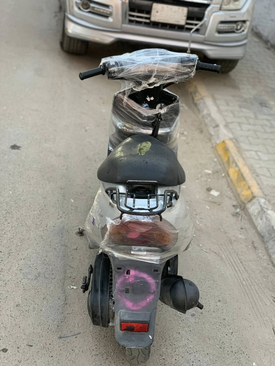 السلام عليكم دراجه بيجي 60 لون رصاصي دراجه كامله مكمله أي نقص مابيها كفرات بلاديه محرك ناعم شلعه ومعدل تخبل تشك الكاع الدراجه تشتغل سلف هندر اشاير كلوب عالي ناصي قفل جنطه قفل ستيرن كله شغال السعر 250وبيها مجال للطيبين العنوان بغداد الحريه الرقم ***********
