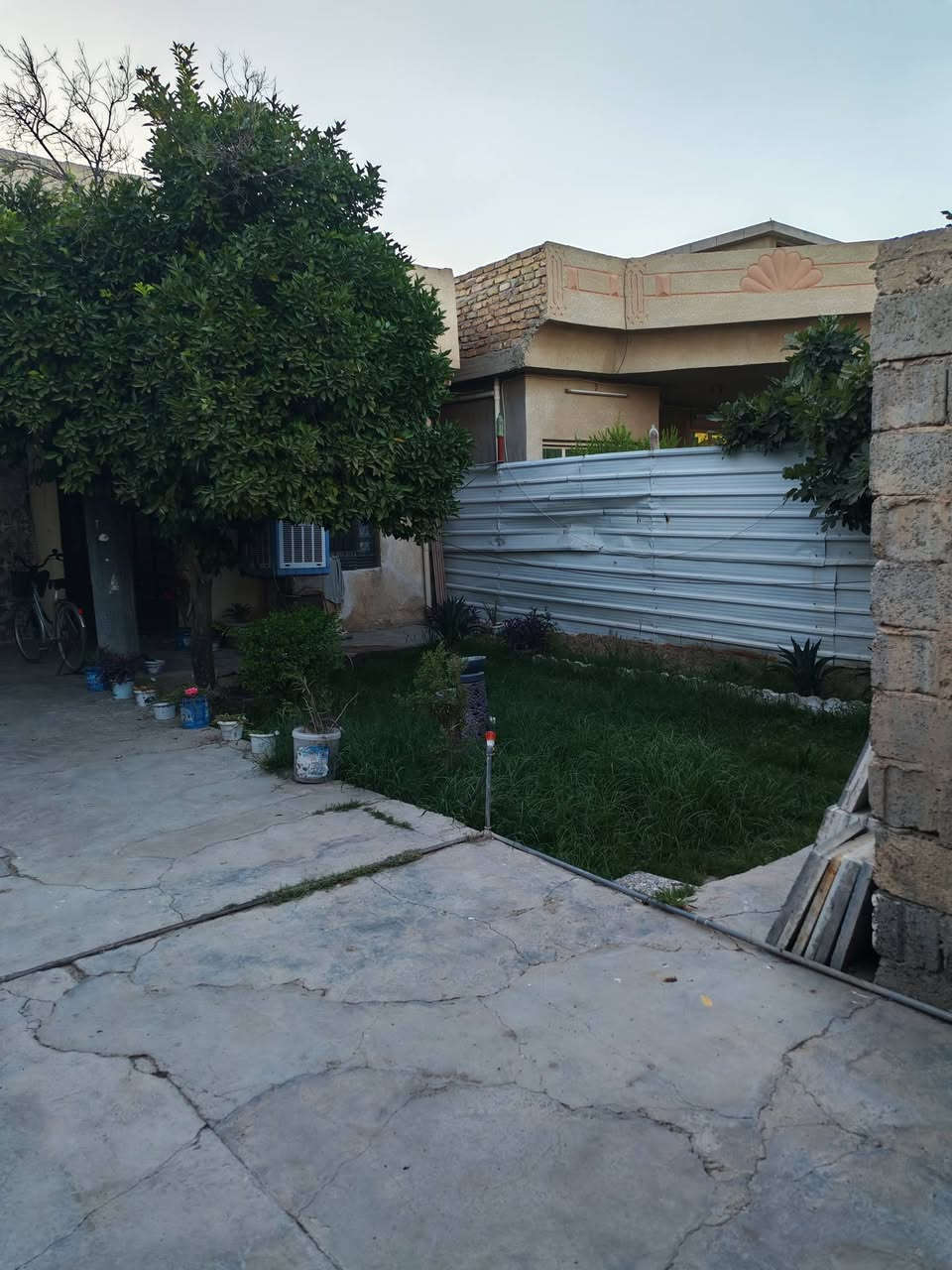 السلام عليكم.. بيت للبيع او مرواس مع بيت أصغر
📍 مواصفات البيت📍 :-

🔴 مساحة 250 متر 
🔴 العنوان :- شيخ حمد نزله البجميل شارع الفرن 
🔴 البيت ملك صرف زراعي
🔴 يحتوي على كراج كبير يتسع إلى سيارتين وحديقة
🔴 يحتوي على صالة ومطبخ وحولي وحمامات مشتركة وغرفتين وترك.

#ملاحظات_عن_البيت
البيت بناء بلوك و الأرضية صبة
فقط المطبخ كاشي
#للإتصال_والاستفسار للمعرفة السعر عبر الأرقام التالية فقط

*********** اتصال واتساب

*********** اتصال فقط

