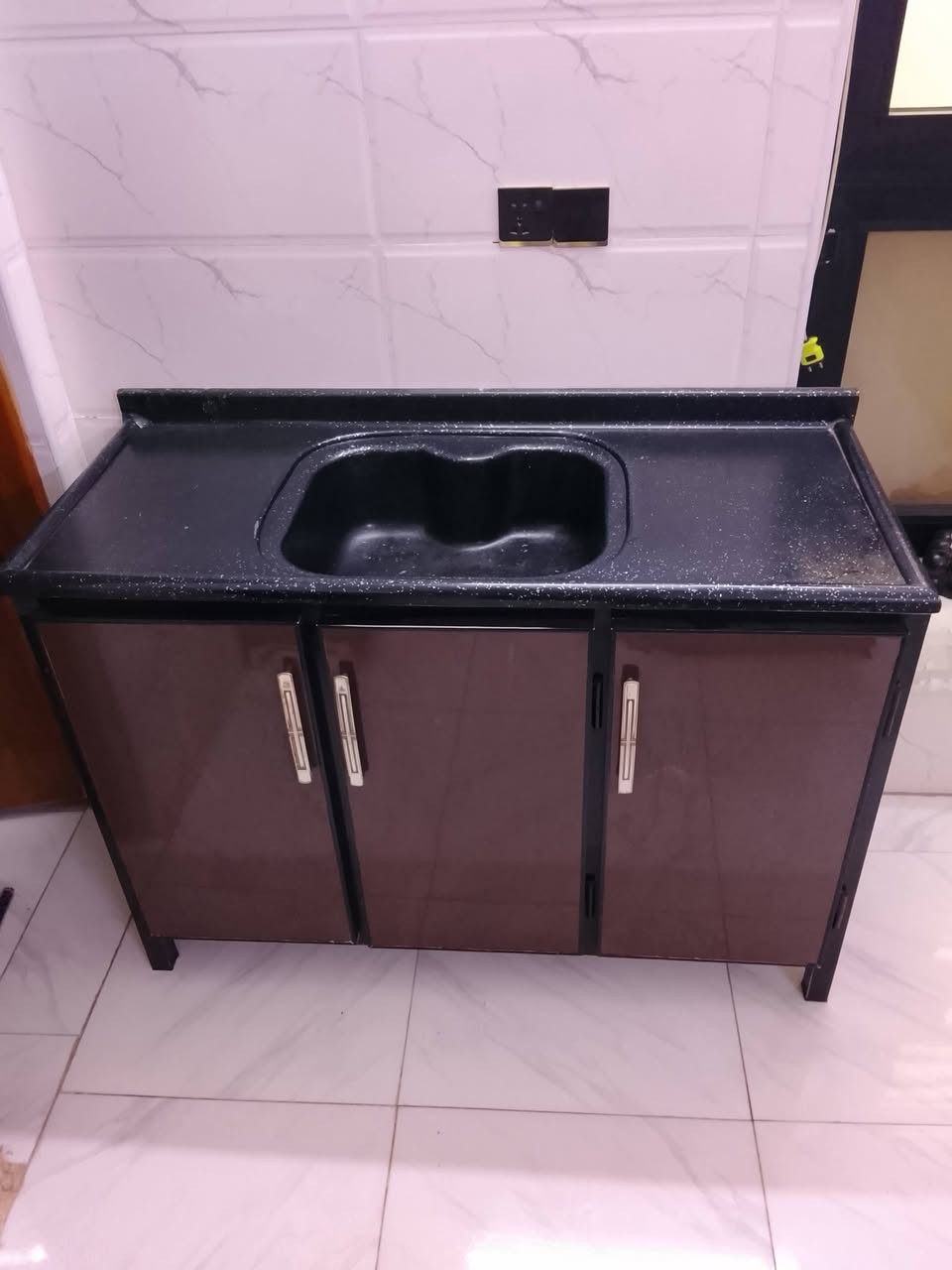 سنك تفصال درجة اولى مرمر نظيف جداً لايوجد ضرر السعر 125 وبي مجال العنوان بغداد الشعب الرقم ***********
