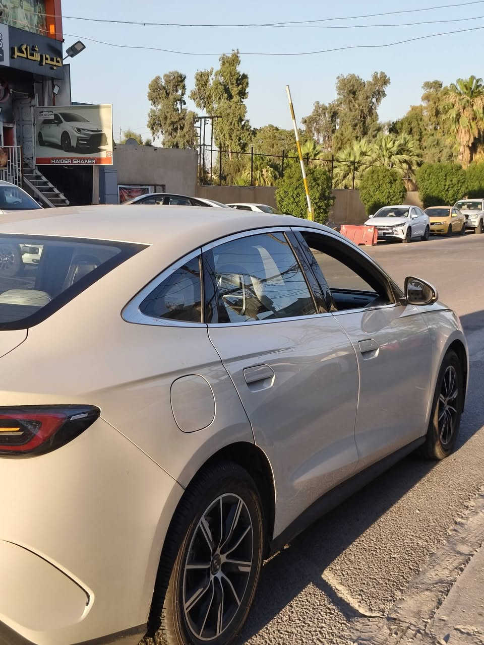 سلام عليكم بي واي دي سيل 6 موديل 2025
مواصفات معروفه لون حليبي 
داخل ابيض 
5 كامرات 
حساسات امامي خلفي 
داخل ابيض
سياره بيها ارضيات 
وبيها اناره محيطيه 
الممشى 16 الف الگلي 
مكاني بغداد 
السياره سعرها 162 وبيها مجال بسيط 
***********
