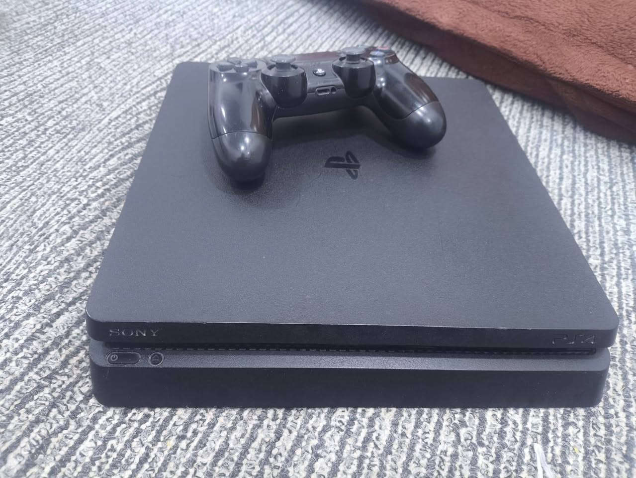 السلام عليكم اخوان بلي ٤ الأصلي الأصلي للبيع مع جوستك الأصلية عدد١ السعر  ٢٢٥
رقم الهاتف: ***********
