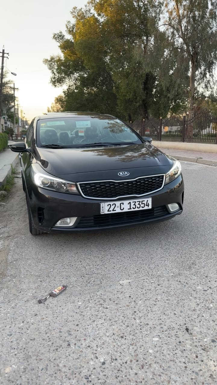 سلام عليكم سيراتو خليجي موديل 2017 سياره جديده لوك فول مواصفات 1عله 1محرك 200دوش كفاله رقم اربيل هزه جديده كامله بسمي شرط تحويل كفاله من صبغ عده جماملغ المامي ثر طخه بصيطه /***********مكان سياره بغداد
