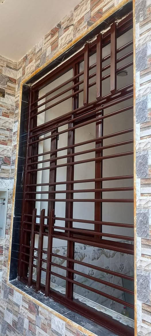 سلام عليكم تنضيف وصبغ الشبابيك 
يوجد كادر كامل التنضيف الشبابيك 
والصبغ مكاني بغداد اتصل بنا ***********
