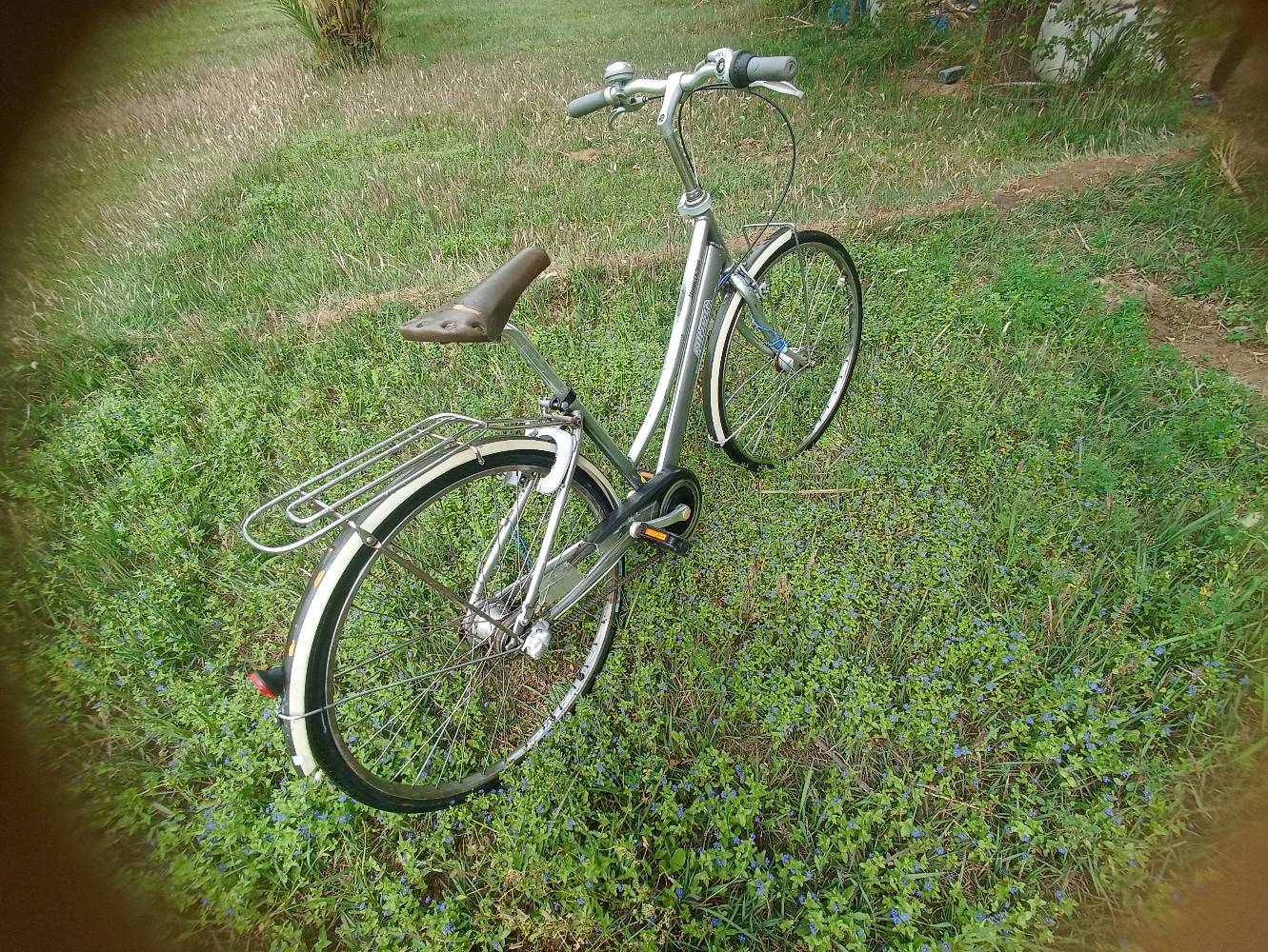 بايسكل بناتي حجم 27للبيع صبغ شركه بايسكل ياباني حاويه بدال 3نمر منضومه قايش بريكات شغاله امامي وخلفي دينمو شغال 