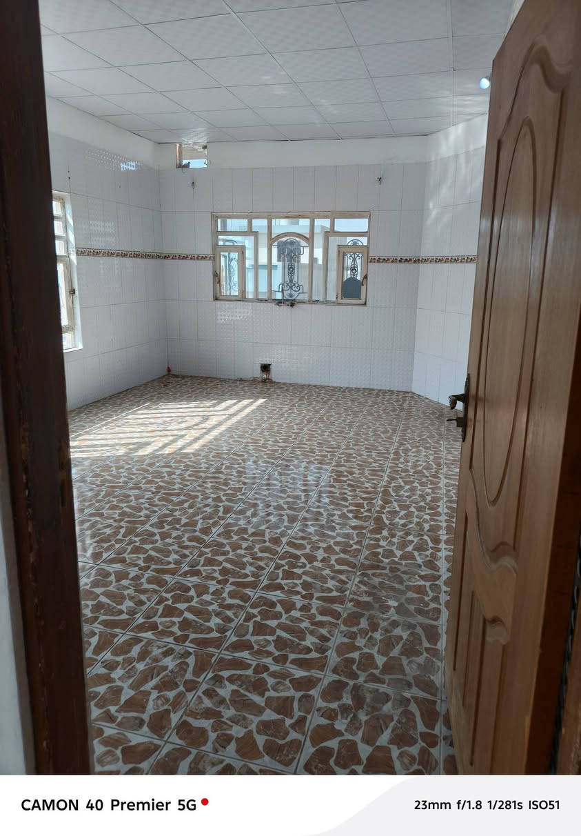 السلام عليكم شقه للايجار القادسيه الثانيه شارع ابو وليد شقه طابق ثالث ايجار 200  ***********
