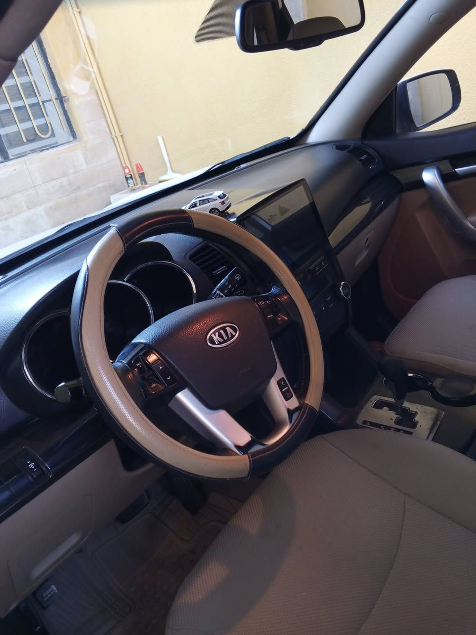 سورنتو خليجي موديل 2011
محرك 4سلندر 2400
بانوراما 
كشن سائق كهرب 
كامره خلفيه وحساس خلفي 
شاشه كبيره  ومرايه وسط تعتيم
سبعه راكب
تبريد ثلث قطع
أشاره بالمرايه 
مرايه شفط
يدأت نيكل أصلي 
أشاره ترحيب 
ويل كب أصلي
طخم تأيرات جديد ماليزي
باتري جديد كوري أصلي
تحكم ستيرن  جهتين 
مثبت سرعه
فتحه سقف بانوراما 
السنويه إلى شهر 2030/12
أني الشرعي 
السعر 165وبيها مجال
السياره بدون صبغ وبدون حادث مكفوله
كير وحرك شرط 
ماشيه 205كيلو متر
للتواصل ***********
